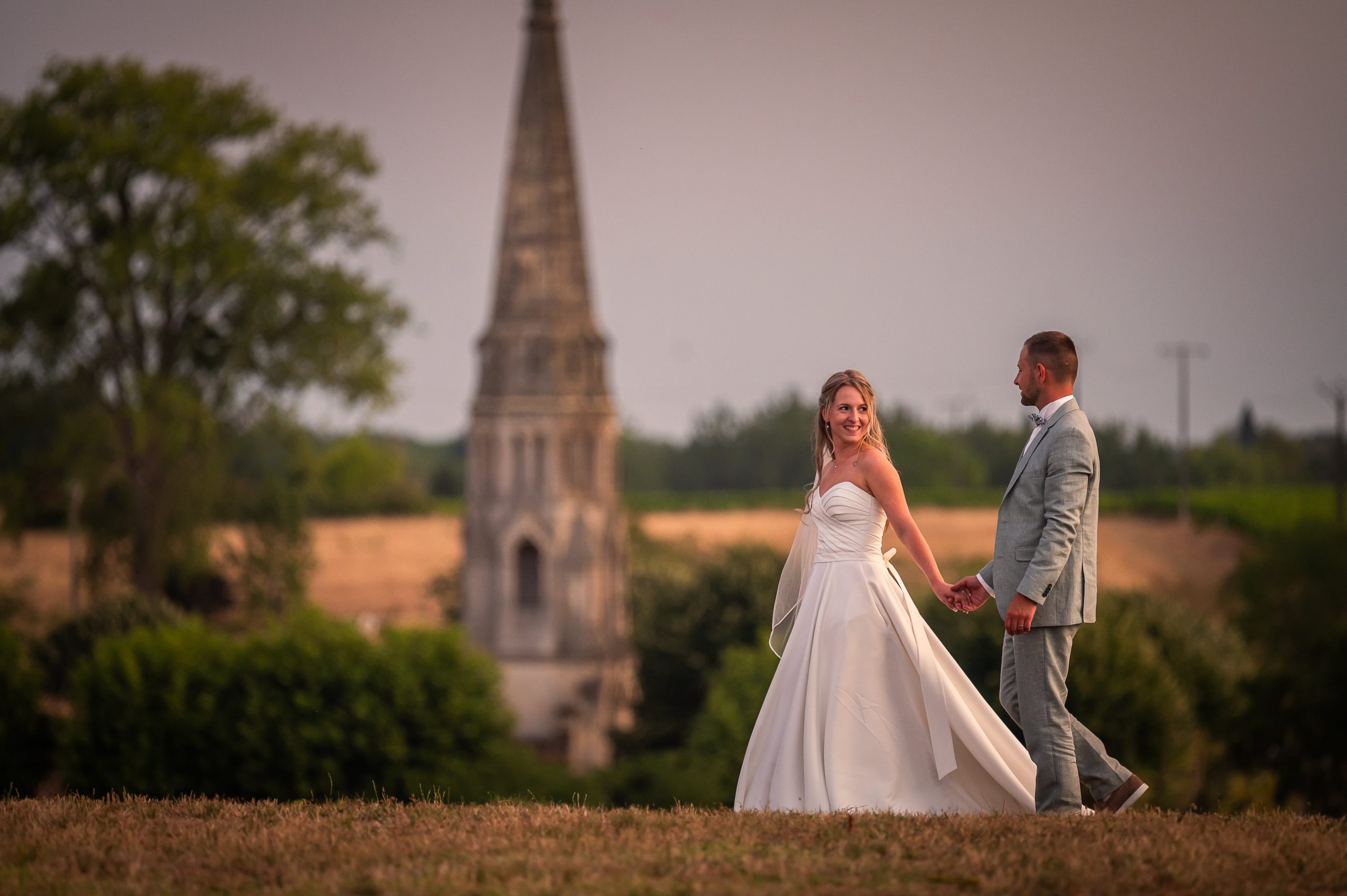 Les mariés devant l'église de Sauternes