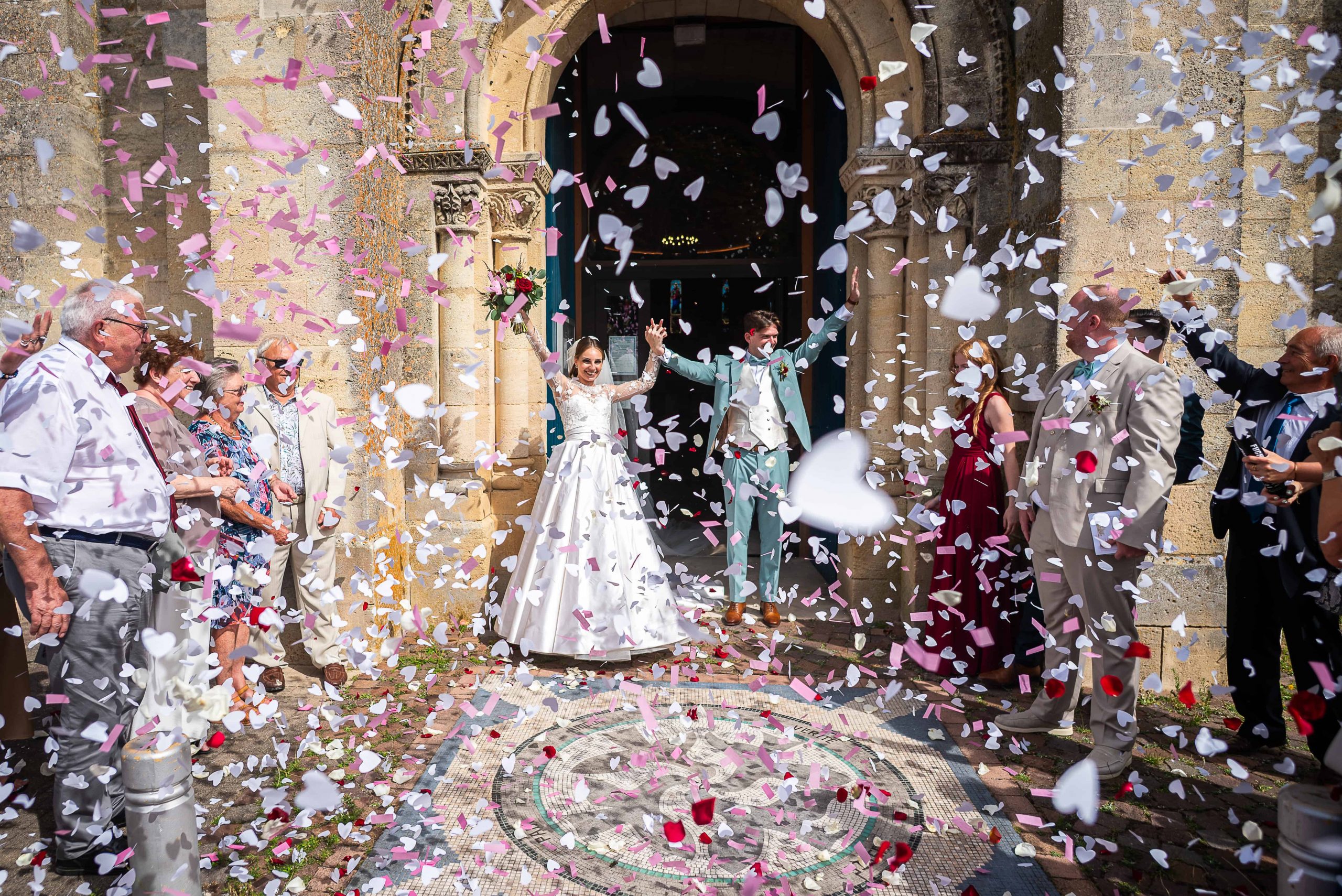 Sortie de cérémonie avec des confettis