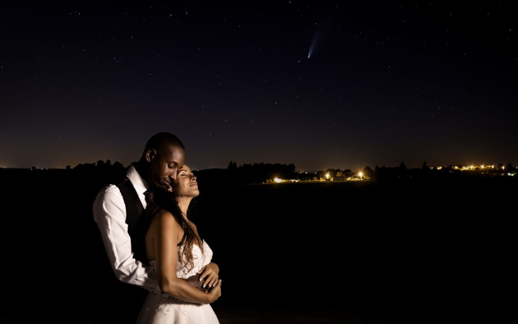Mariés devant une comète