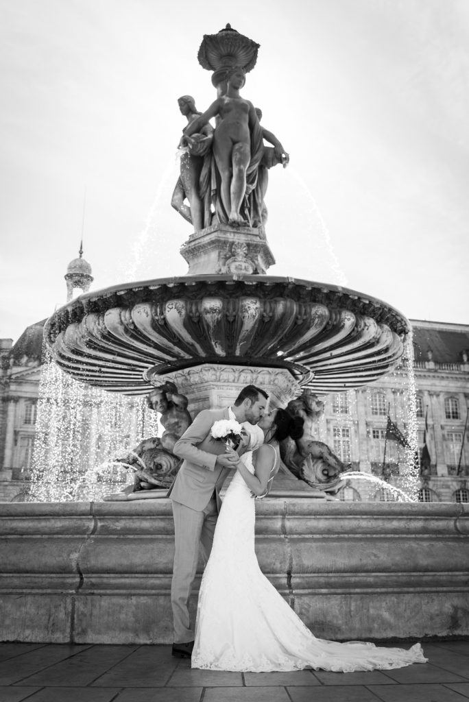 Mariés devant la fontaine de la place de la Bourse