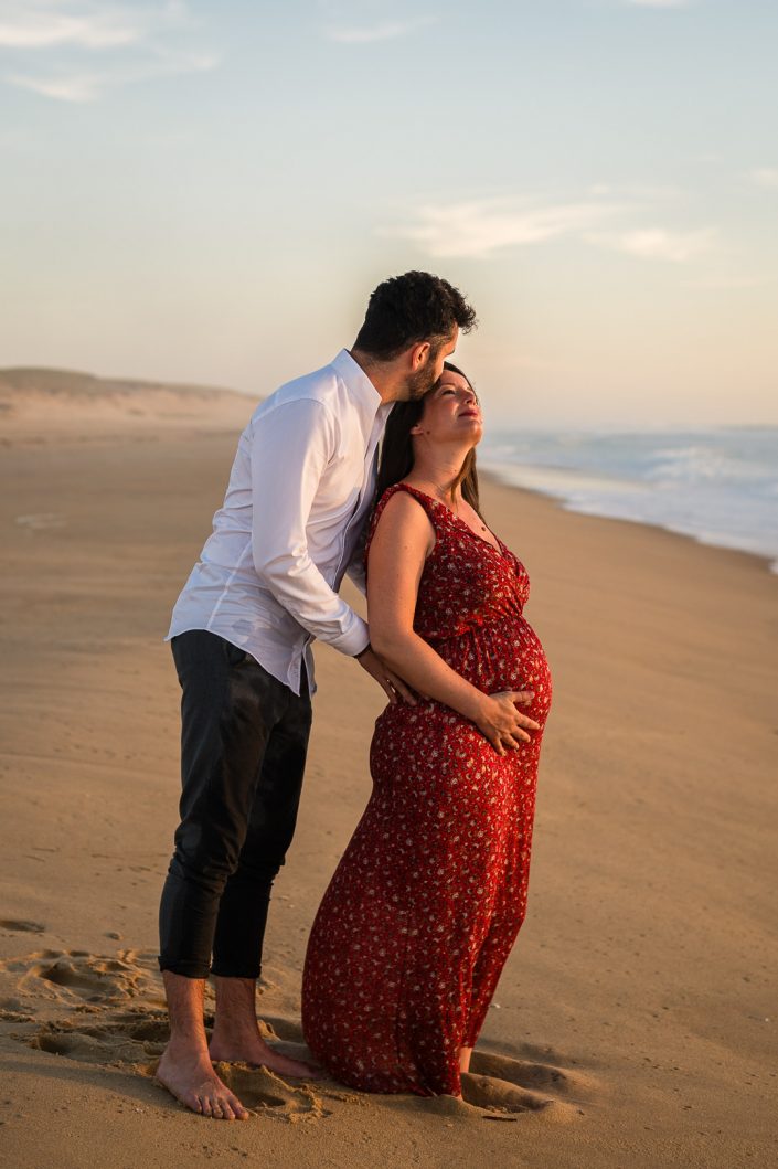 Séance grossesse sur une plage Girondine